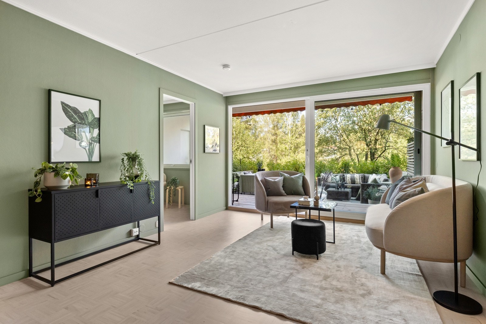 Fra entrèen er det direkte adgang inn i en lys og fin stue med plass til å møblere slik du ønsker. Galleribilde