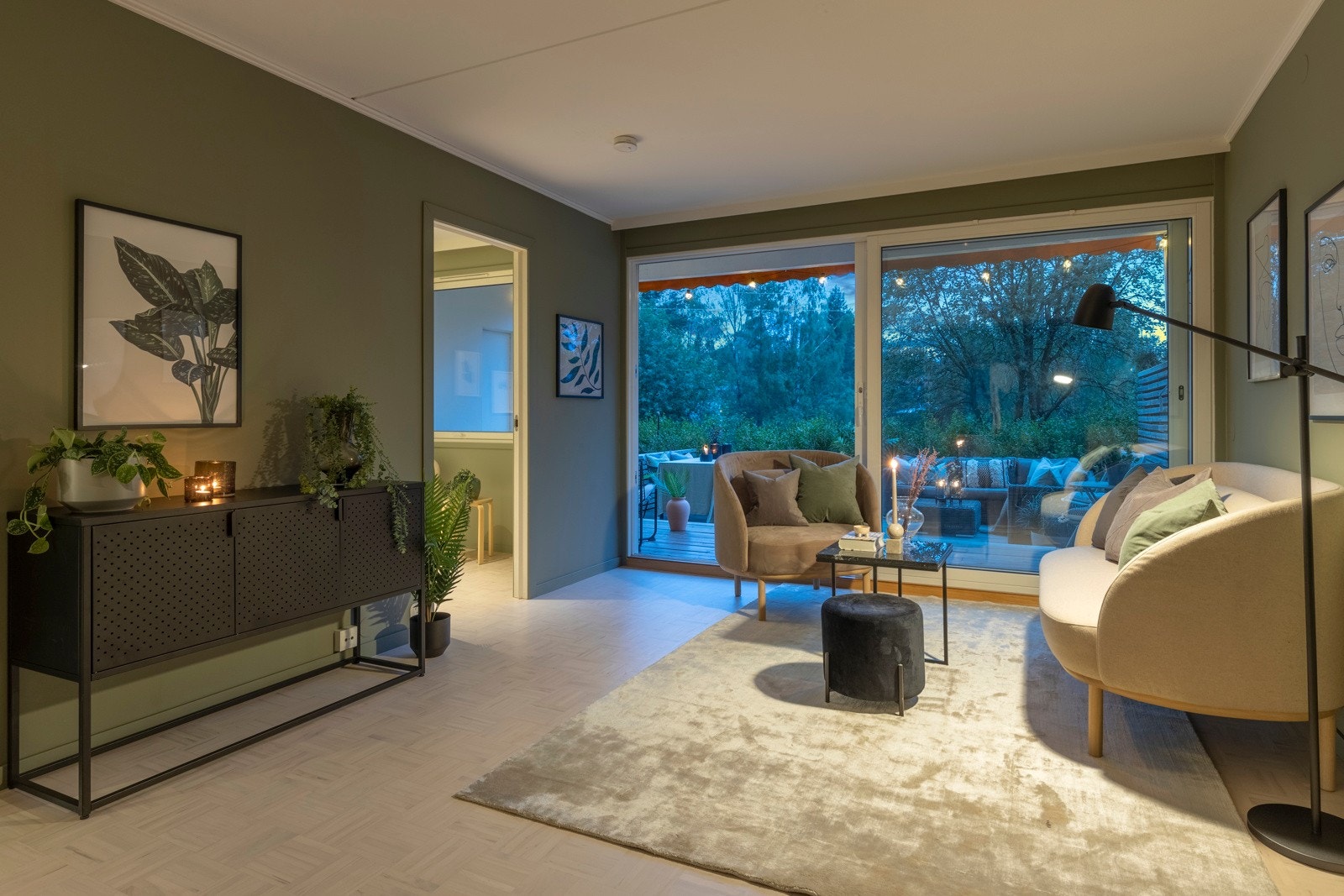 De store vinduene skaper en lun atmosfære også på kveldstid. Galleribilde