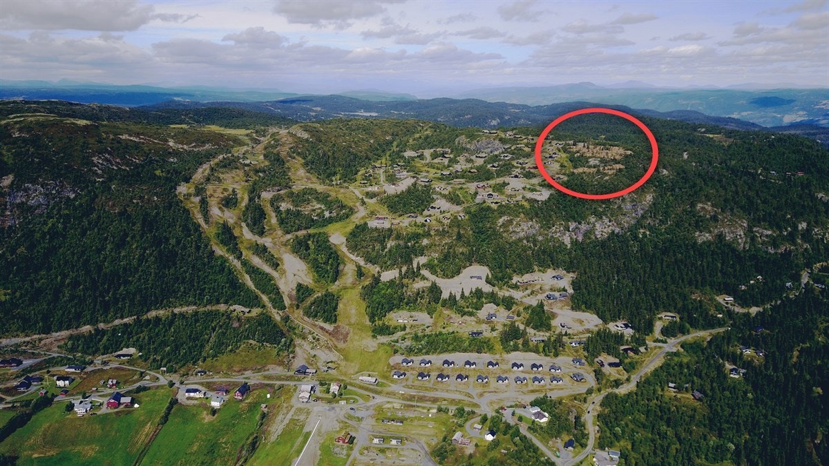 Tomtene ligger høyt (ca. 1000 m.o.h) og solrikt til i Stavadalen i Sør-Aurdal kommune, med panoramautsikt mot store deler av Valdres Galleribilde