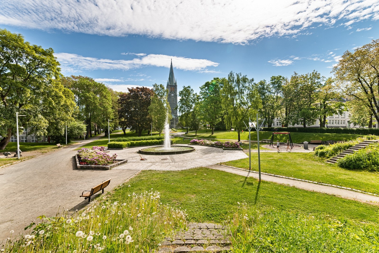Leiligheten ligger rett ved Lademoparken, som fungerer som en “hage i byen” vår, sommer og høst. Galleribilde