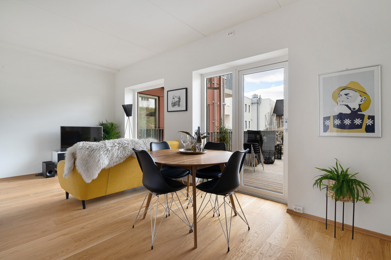 I stue er det god plass til sofa og diverse møblement