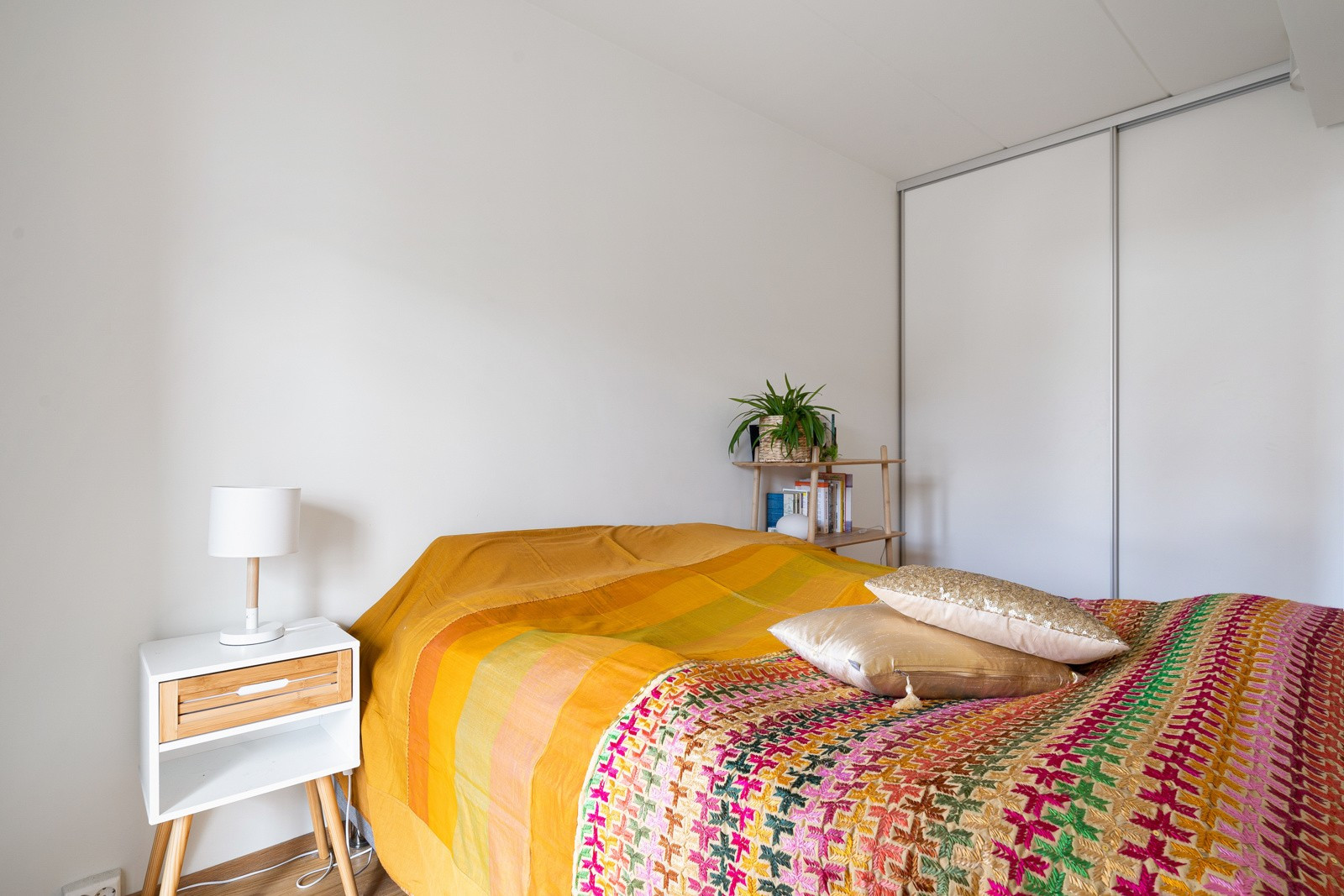 Lyst og romslig soverom med gode oppbevaringsmuligheter!