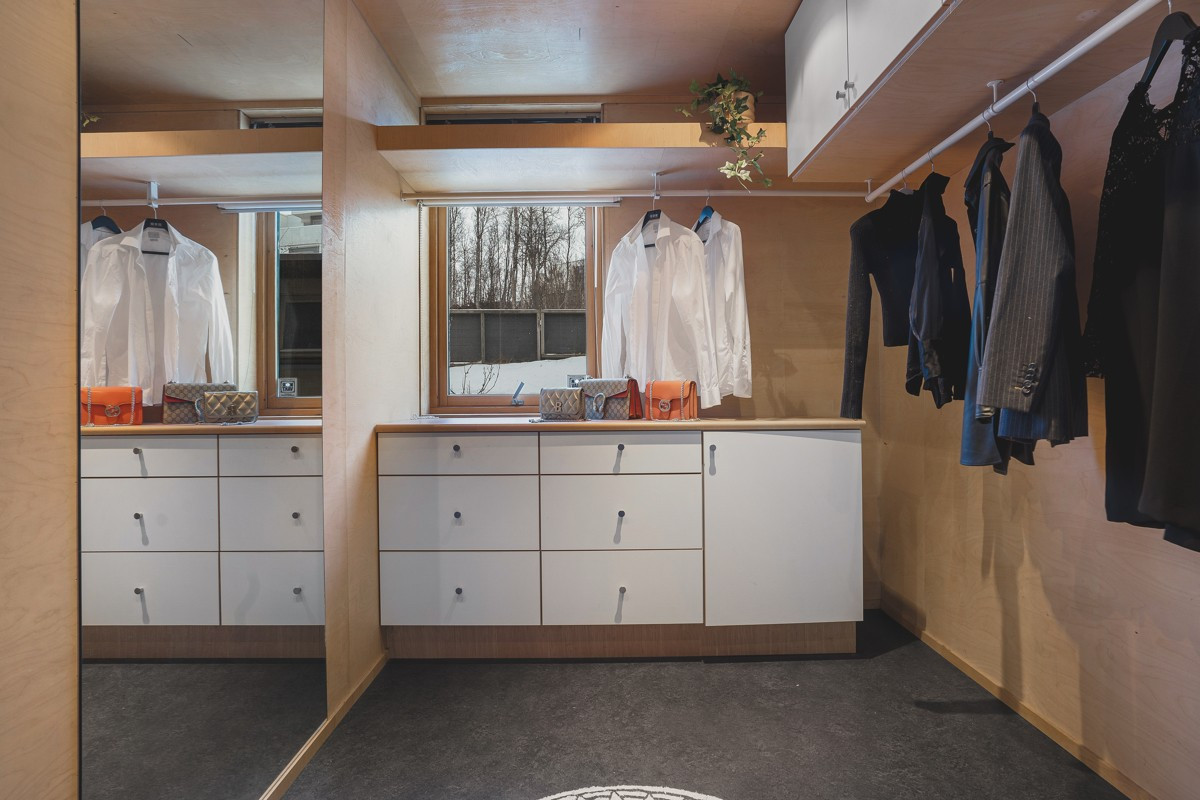 Walk-in closet mellom bad og hovedsoverom