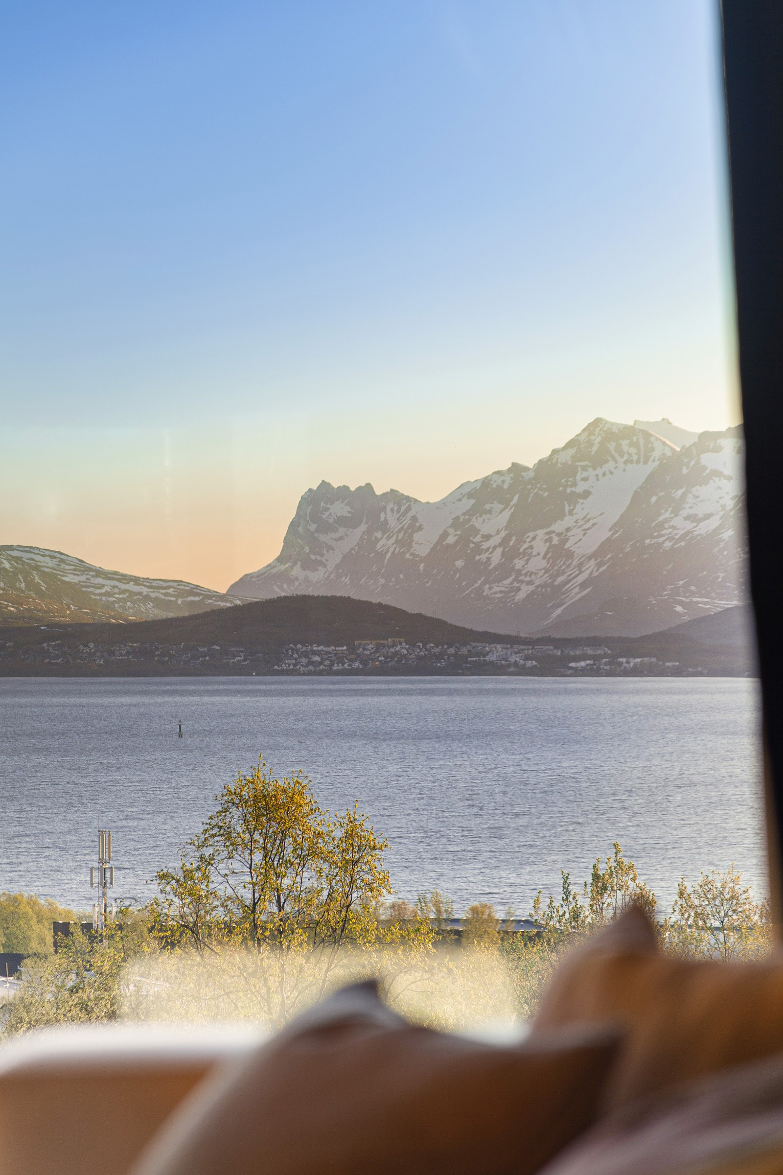 Utsikt over mot Kvaløya og de majestetiske fjellene