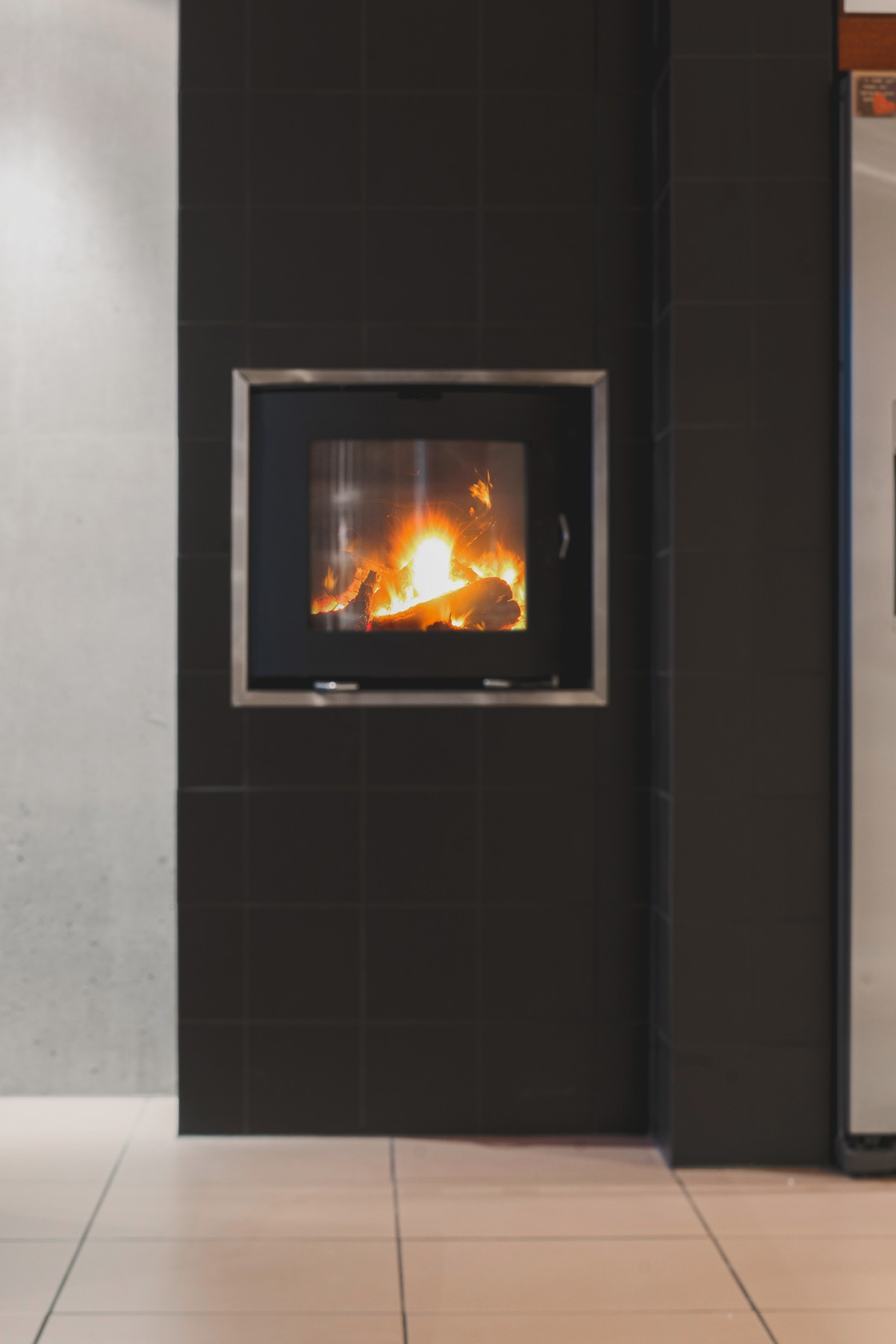 Vedfyring som gir god varme og hygge på mørke vinterdager