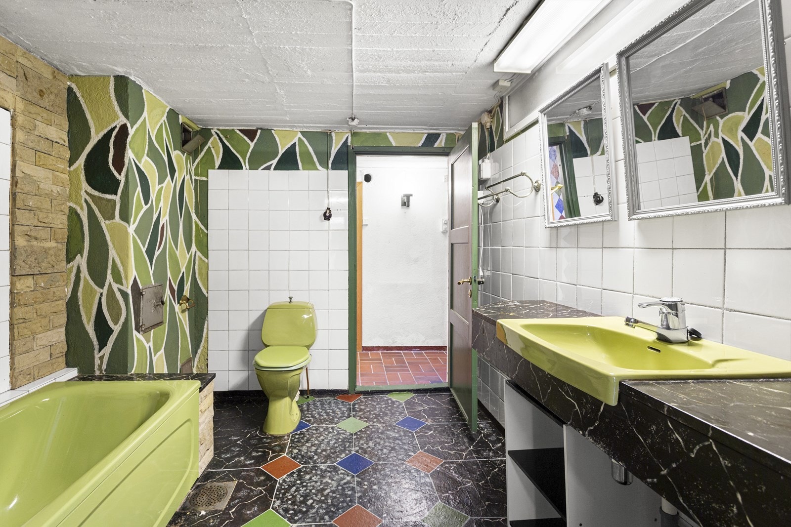 2 av 2 bad i kjelleren. Innredningen består av et underskap, servant, speil og stikk på vegg. Galleribilde