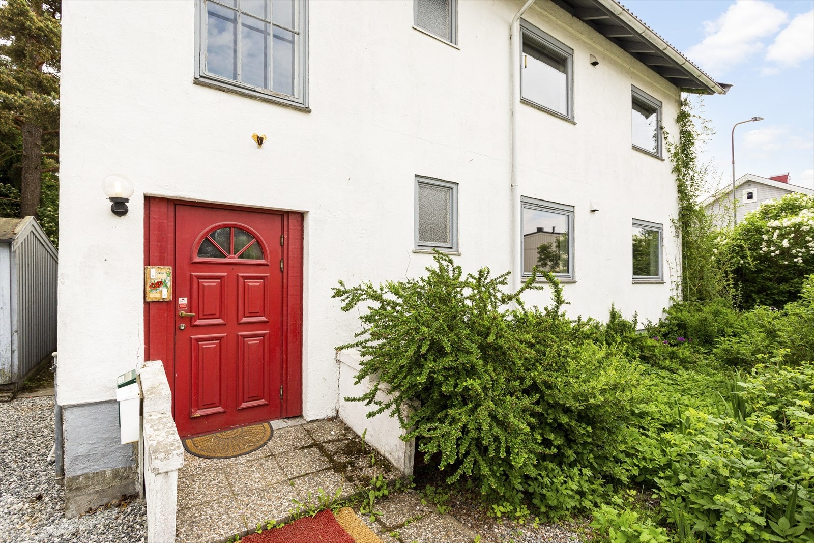 Rett i nærheten finner man både skole og barnehage, samt et rikt utvalg av fasiliteter og servicetilbud. Galleribilde