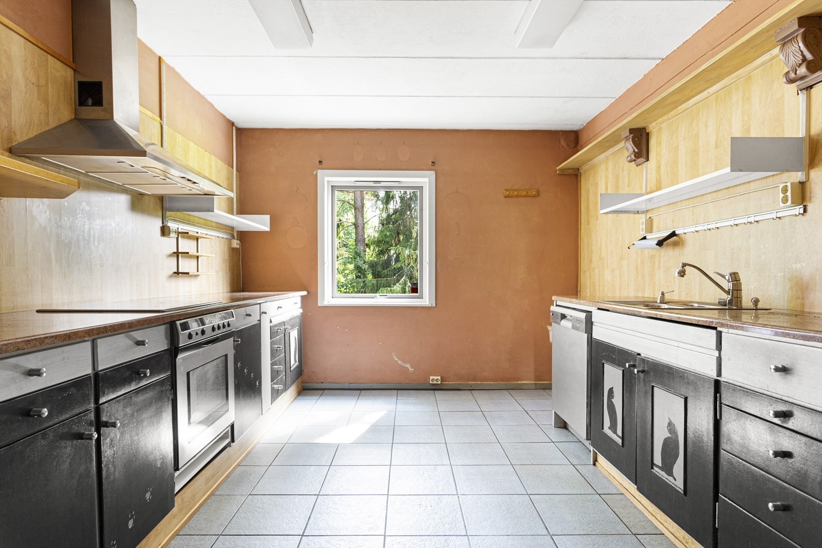 Her er det tilkoblet en oppvaskmaskin og integrert komfyr med nedfelt platetopp. Det er også tilkoblet en ventilator over kokeplass. Galleribilde