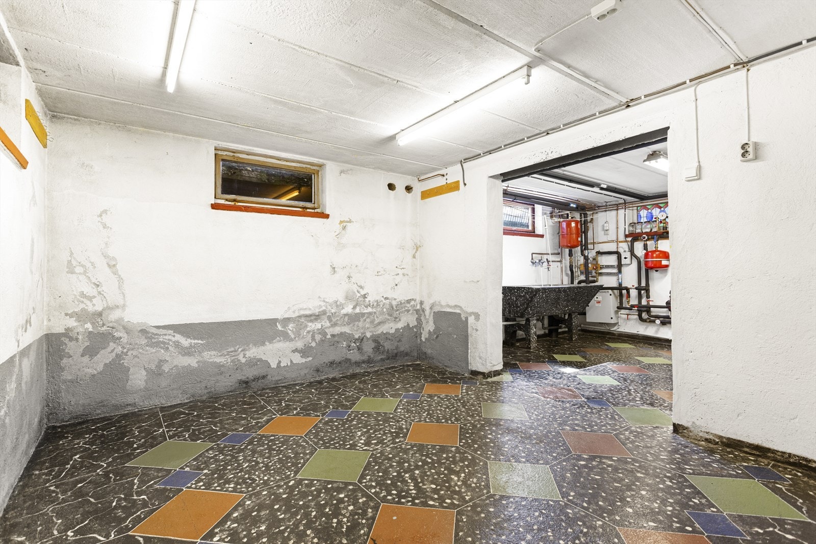 Ved siden av vaskerommet er det en stor, romslig bod. Galleribilde