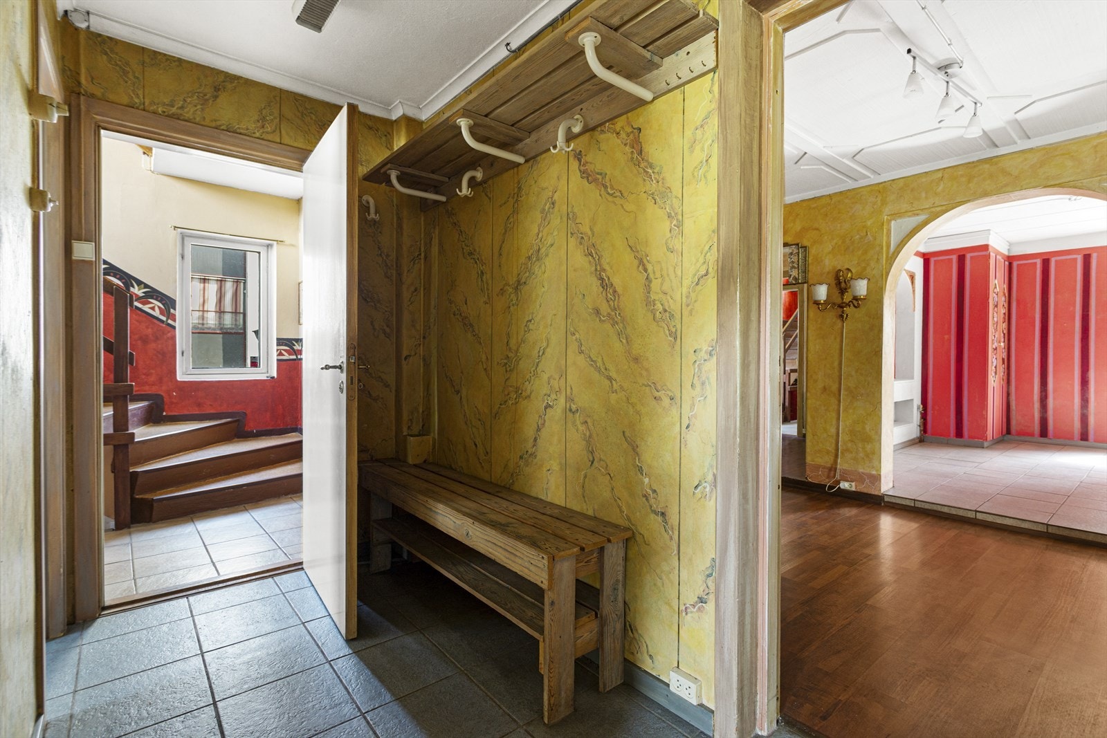 Gang med plass til å henge opp yttertøy. Galleribilde