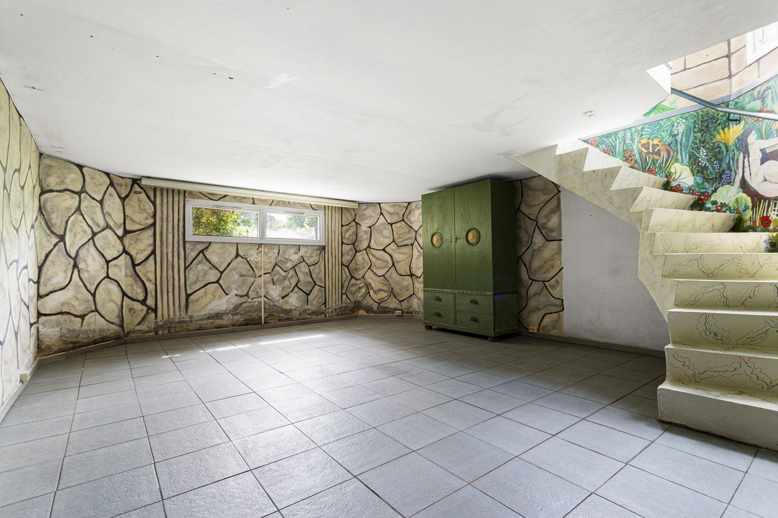 I kjelleren finner man en åpen og romslig kjellerstue. Her er det gode innredningsmuligheter. Galleribilde