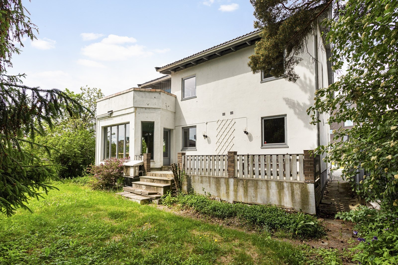 Terrasse mot hage. Galleribilde