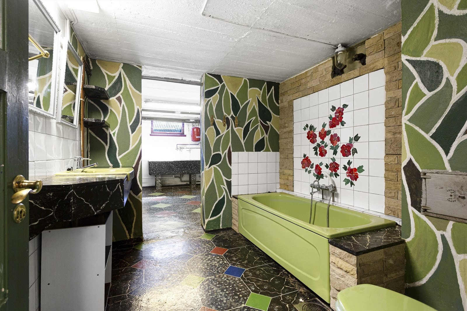 Innredningen består også av badekar med dusjing direkte på vegg. Galleribilde