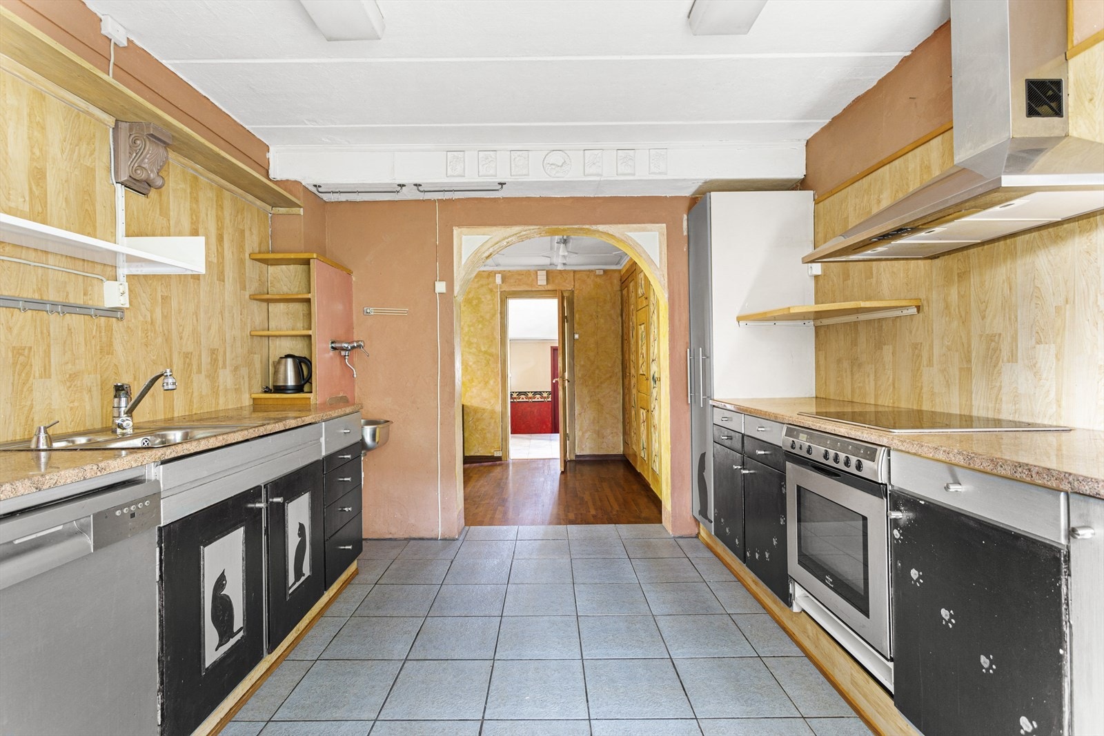 Kjøkkenet i 1. etg. har god benkeplass, laminert benkeplate og nedfelt oppvaskkum. Galleribilde