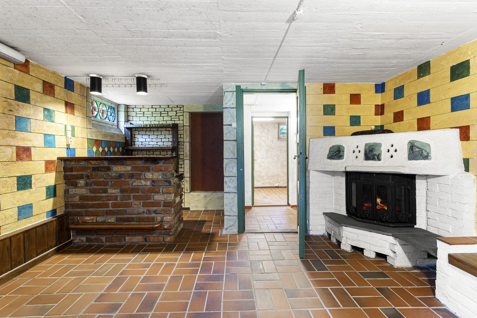 Ved siden av kjellerstuen er det innredet en stilig bar. Galleribilde
