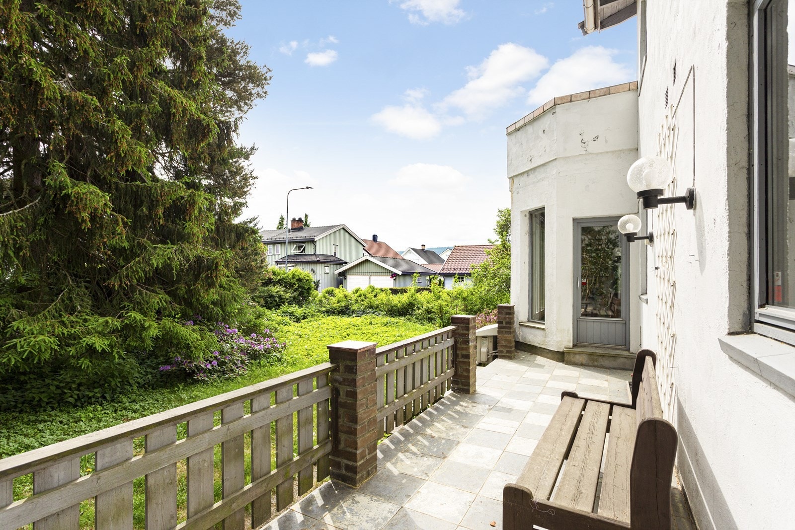 Fra stuen i 1. etg. er det også utgang til en terrasse med adkomst til hage. Galleribilde