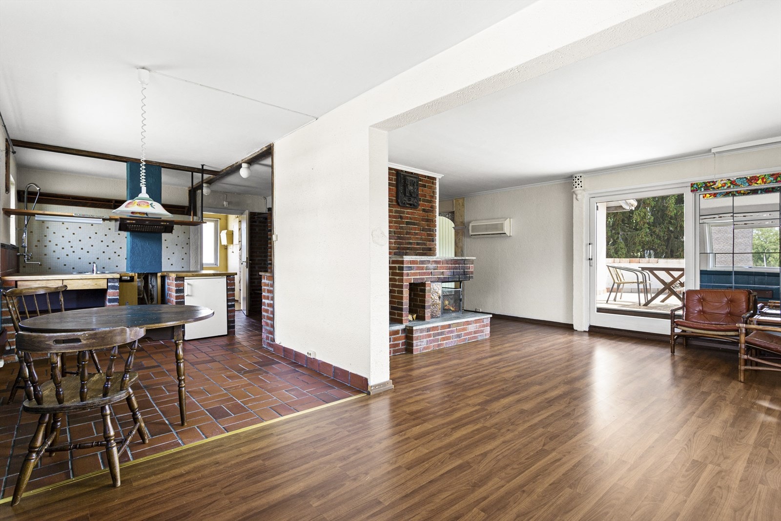 I 2. etg er det også en romslig og åpen stue. Stuen har direkte adgang til balkong. Galleribilde