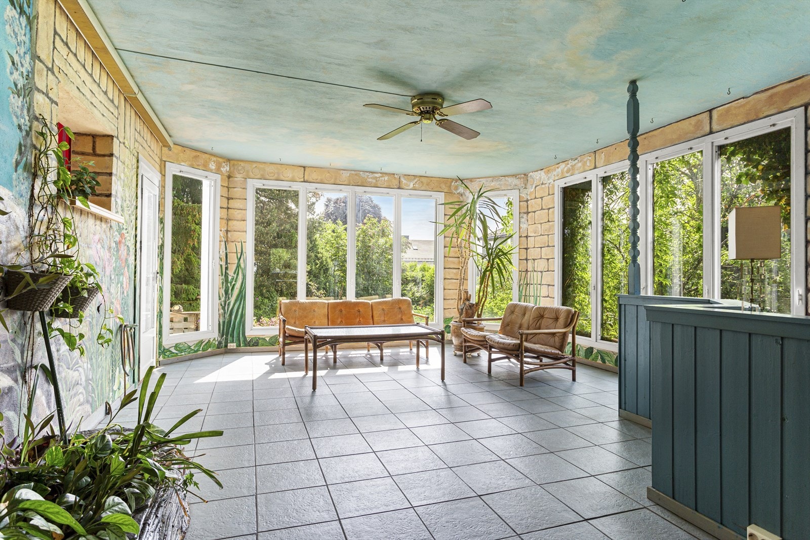 Vinterhage med fliser på ca.13m2. Her er det også god plass til å plassere større sittegrupper. Galleribilde