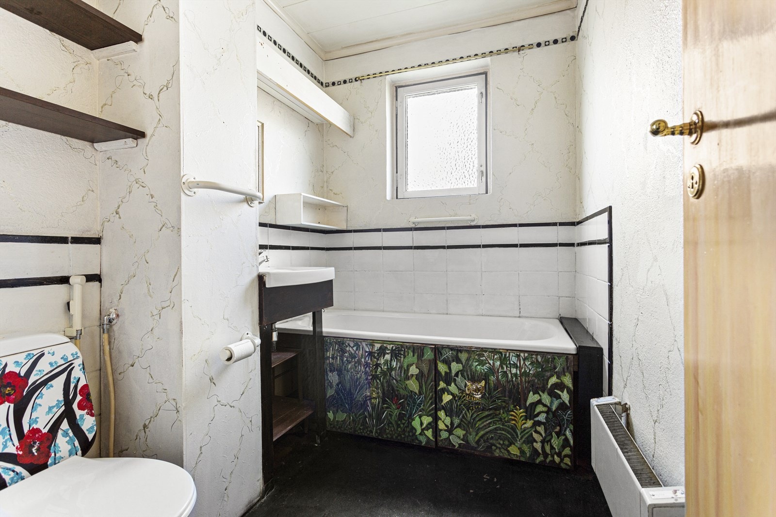 Bad i 1. etg. Innredningen består av et underskap, servant, speil og armatur, stikk på vegg og et badekar med dusj. Galleribilde