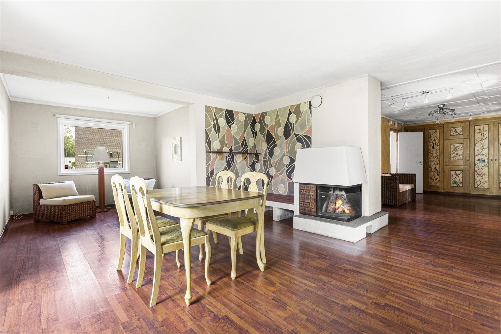 Stor og åpen stue med god plass til større sittegruppe og tilhørende møblement. Galleribilde