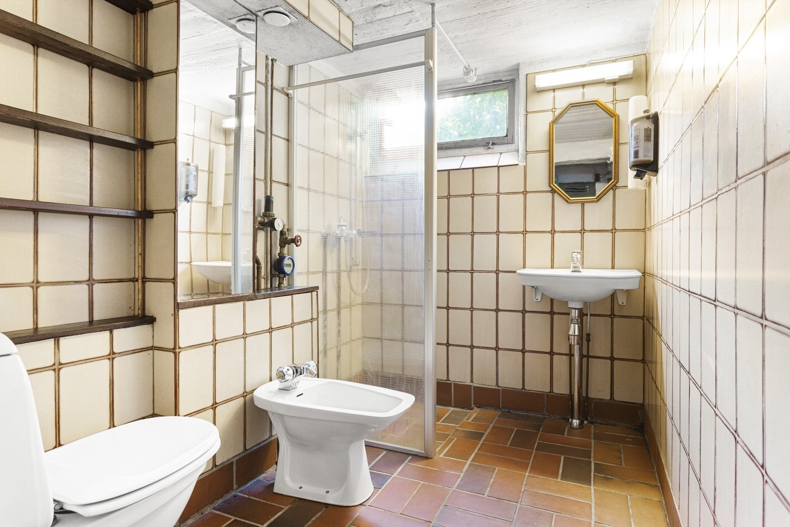 1 av 2 bad i kjelleren. Badet har flislagte gulv og vegger. Galleribilde