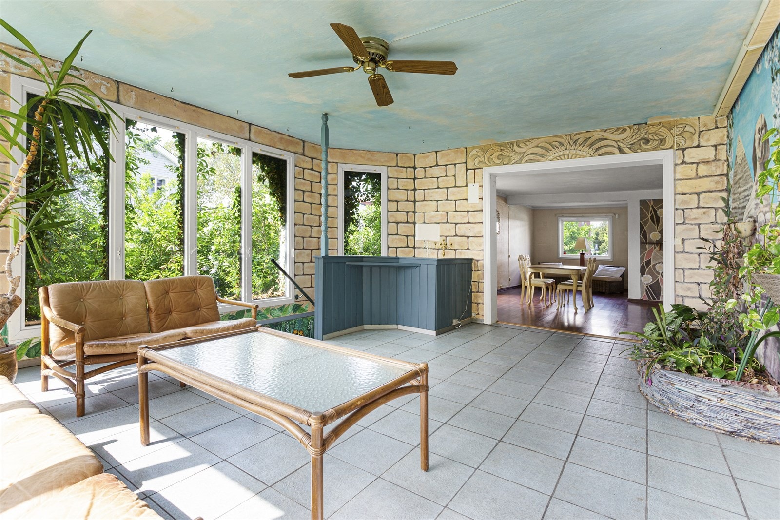 Det er god tilgang til naturlig lys og muligheter til å plante planter. Galleribilde