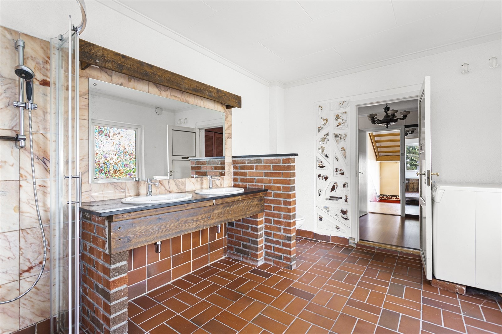 I tillegg består innredningen av et plassbygd underskap med dobbel servant, speil og armatur med stikk. Det er også opplegg for vaskemaskin. Galleribilde