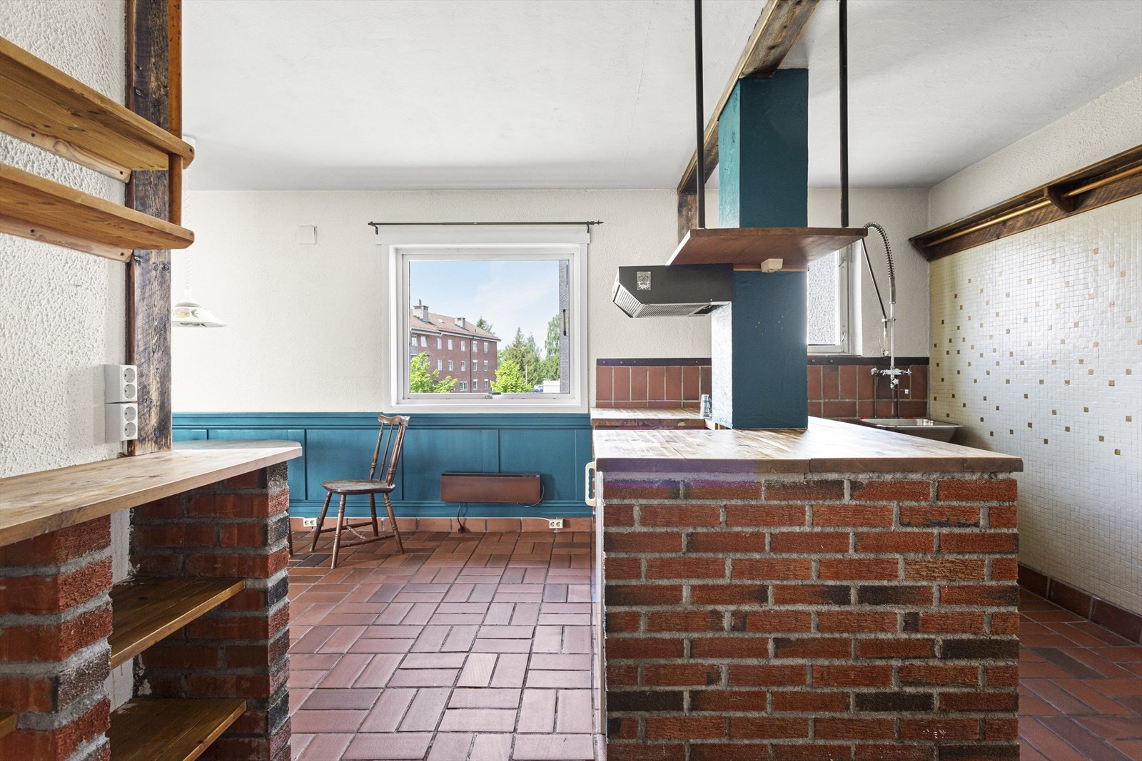 Kjøkkenet i 2. etg. er plassbygd kjøkken i tegl, og har heltre benkeplate. Galleribilde