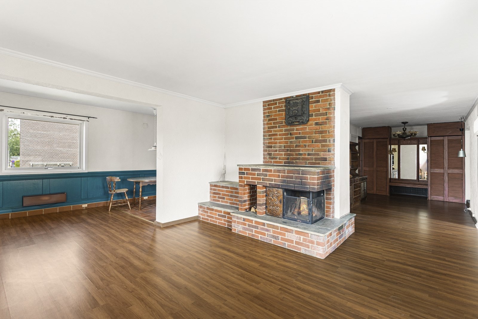 Stuen/kjøkkenet har en delvis åpen løsning med plass til en spisestue. Galleribilde