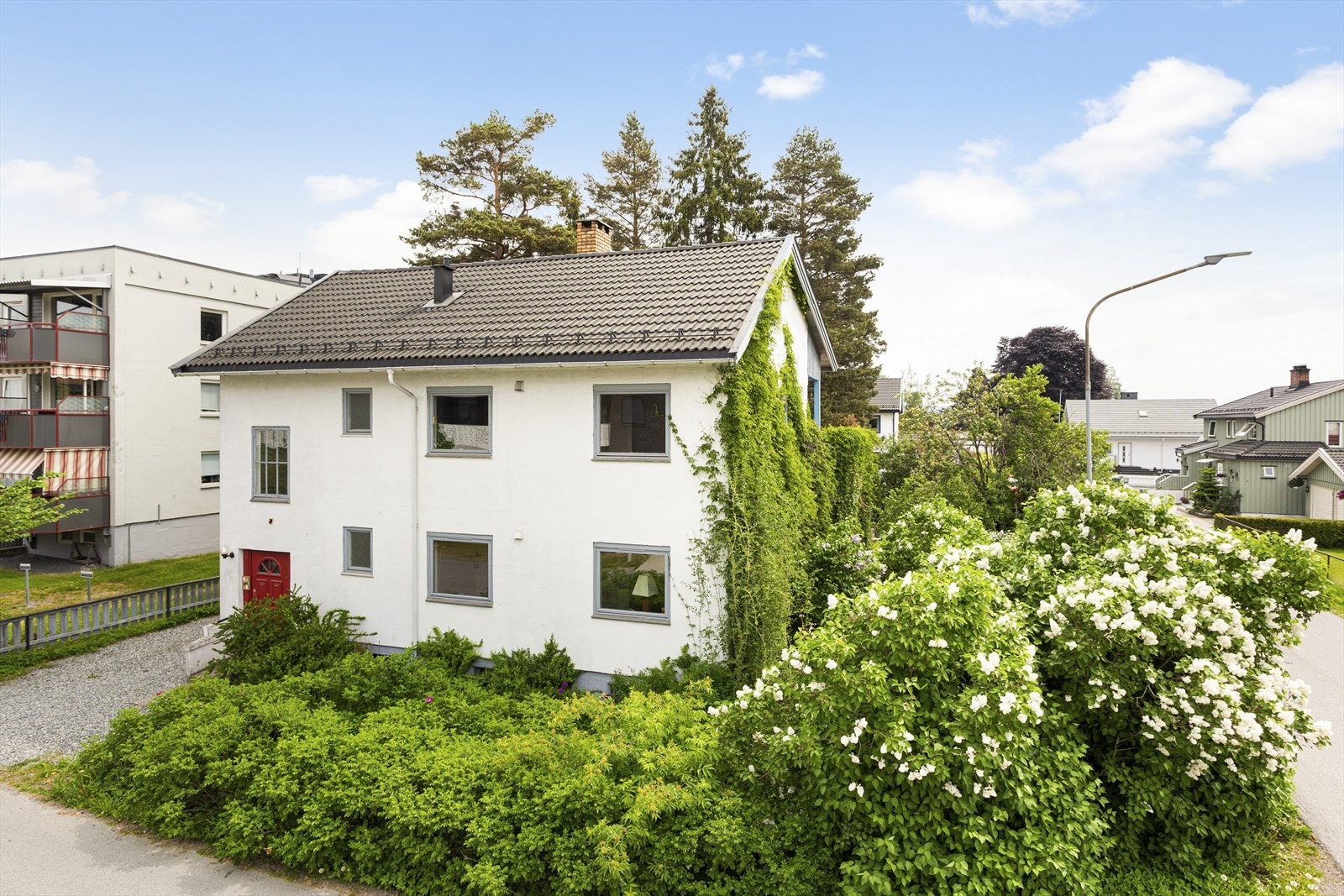 Fra eiendommen er det kort vei til Nebbursvollen Friluftsbad, som er byens populære badested med basseng, vannsklier, grøntområder og kiosk m.m. Galleribilde