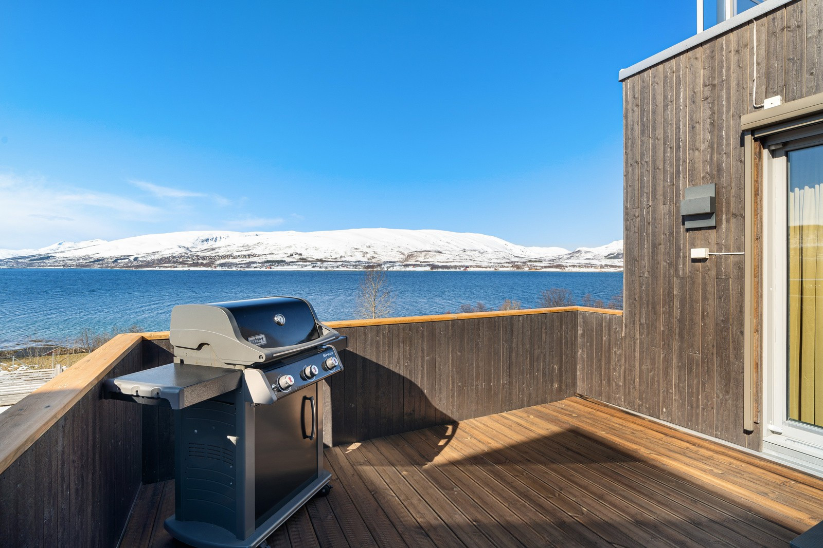 Kjøkkenet ligger rett innenfor skyvedøren og du har dermed kort veg til grillen
