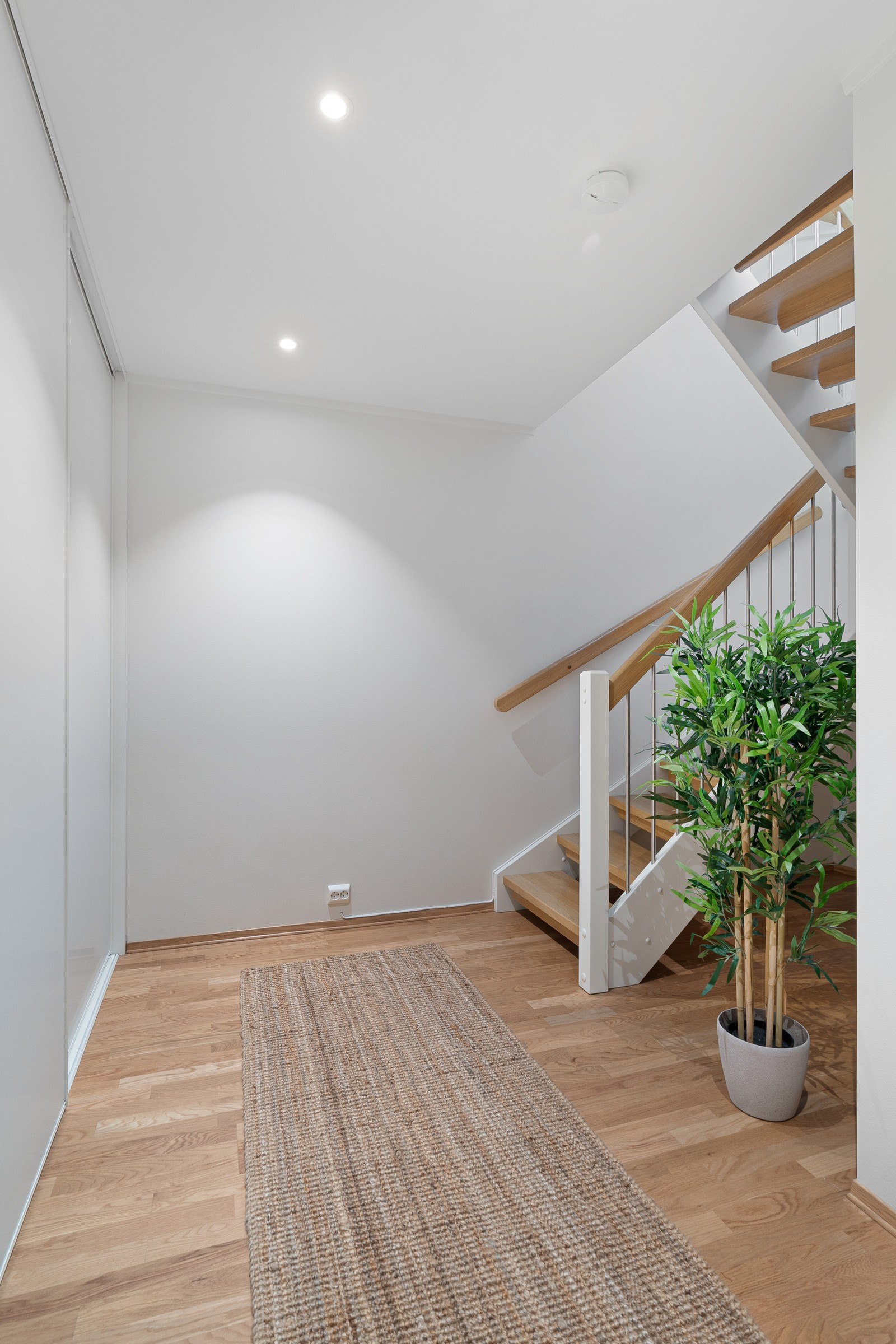 I hoveddelen er det på nederste plan godt med lagringsplass i skyvedørsgarderobe, et romslig bad og eget vaskerom.