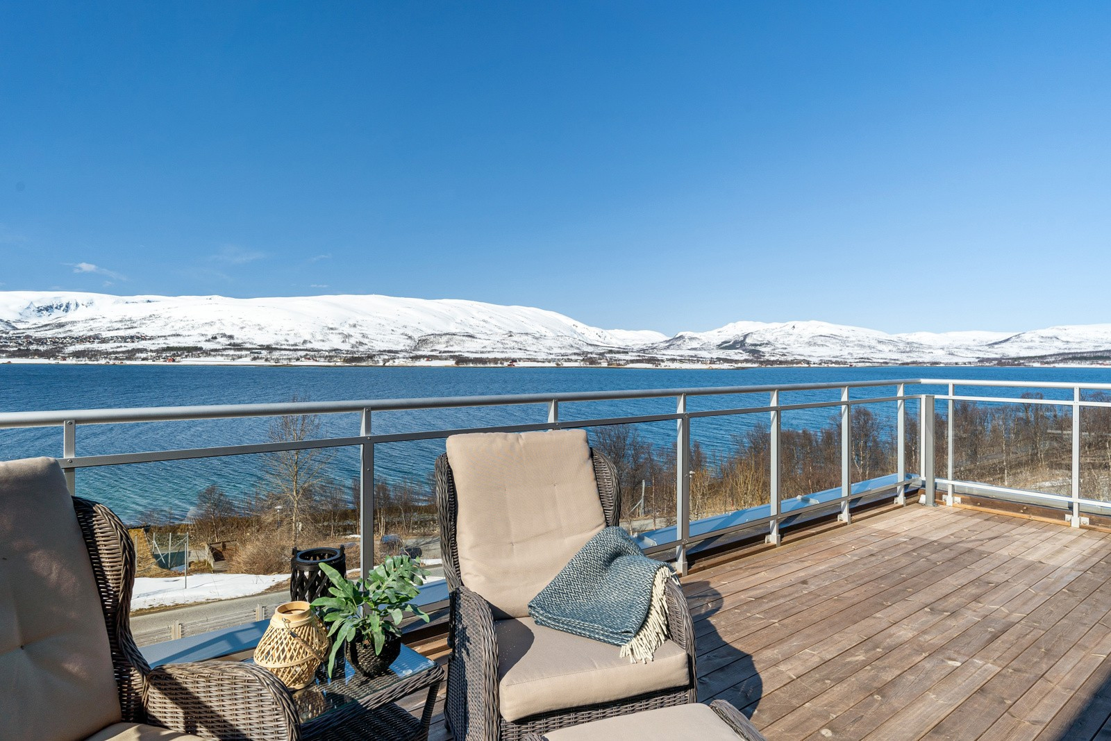 Fri utsikt over mot de majestetiske fjellene på Kvaløya!