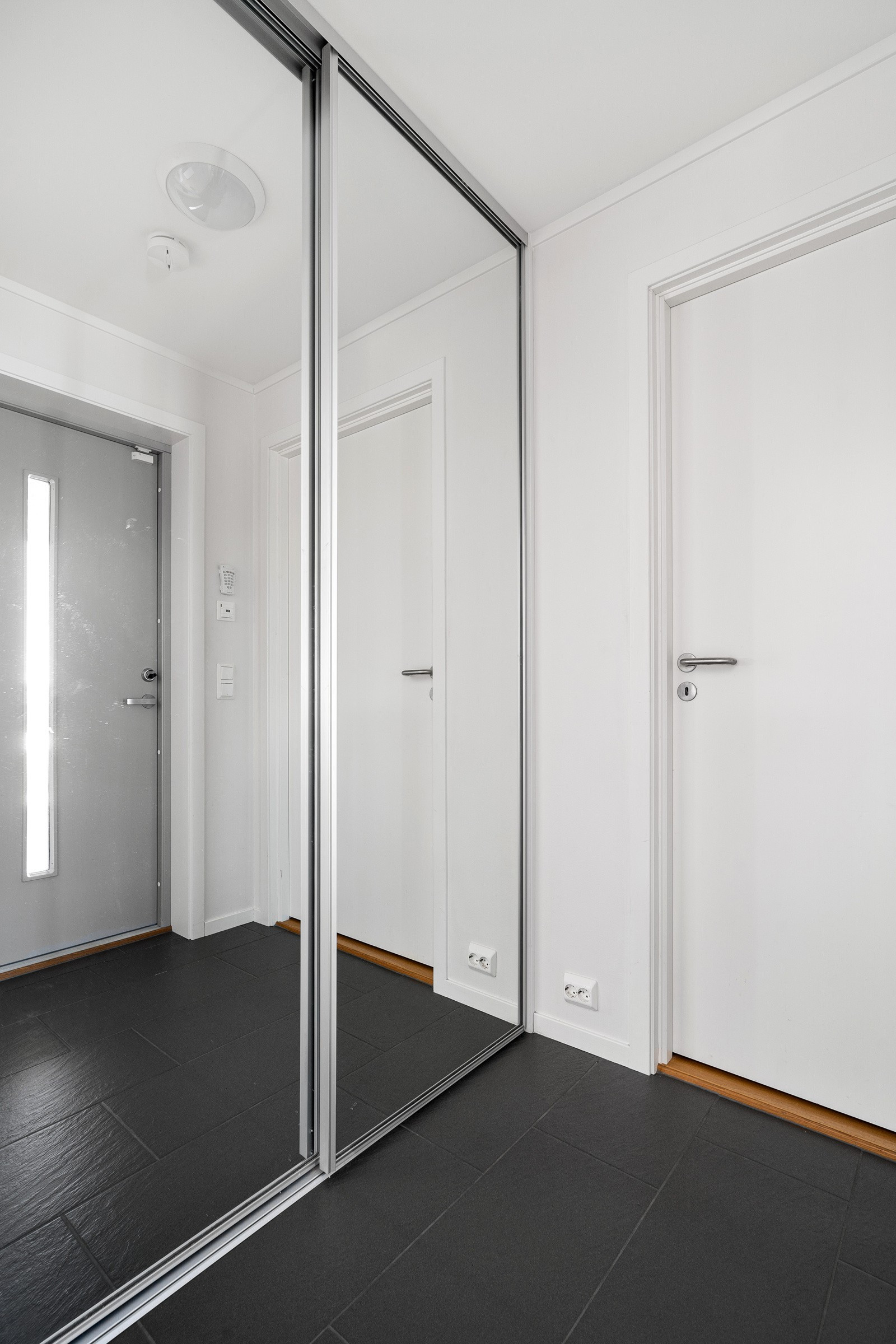 Her er det som i resten av boligen innredet med skyvedørsgarderobe fra HTH