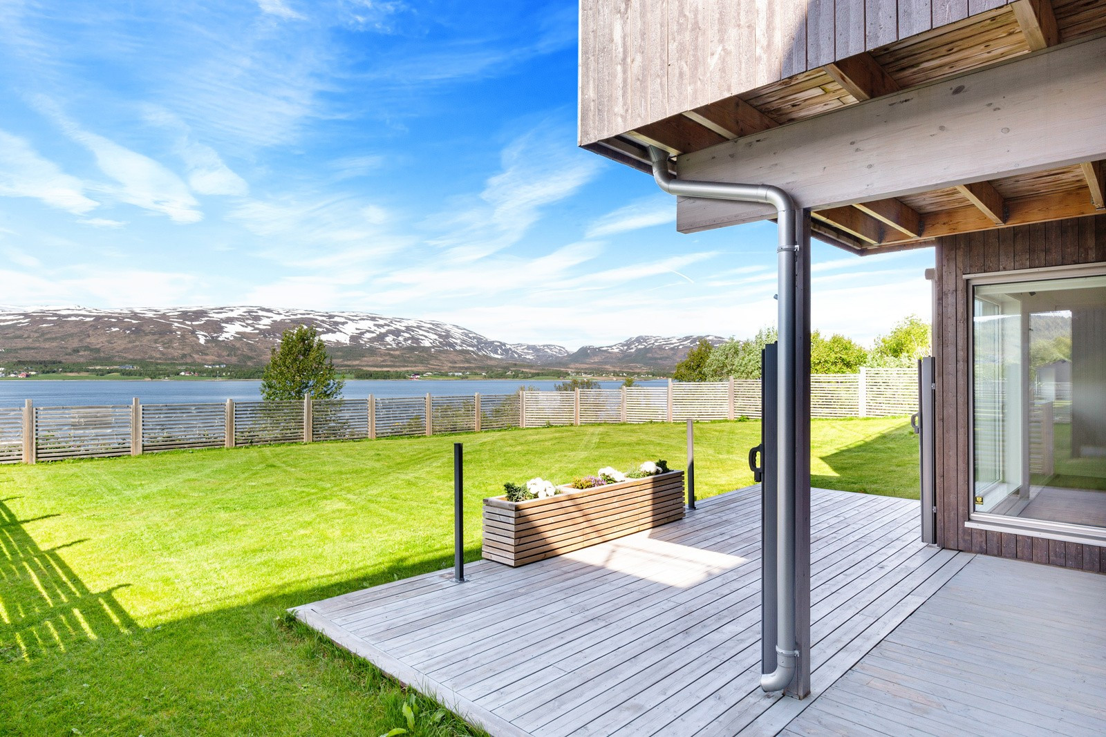Utleiedel har egen solrik terrasse og adkomsten hit er ikke til sjenanse