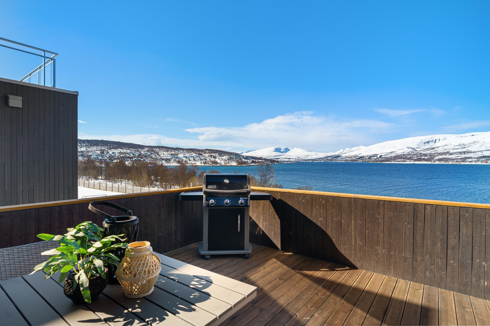 Her har du god plass til grill og spisebord- perfekt for solrike sommerdager med gode venner og familie