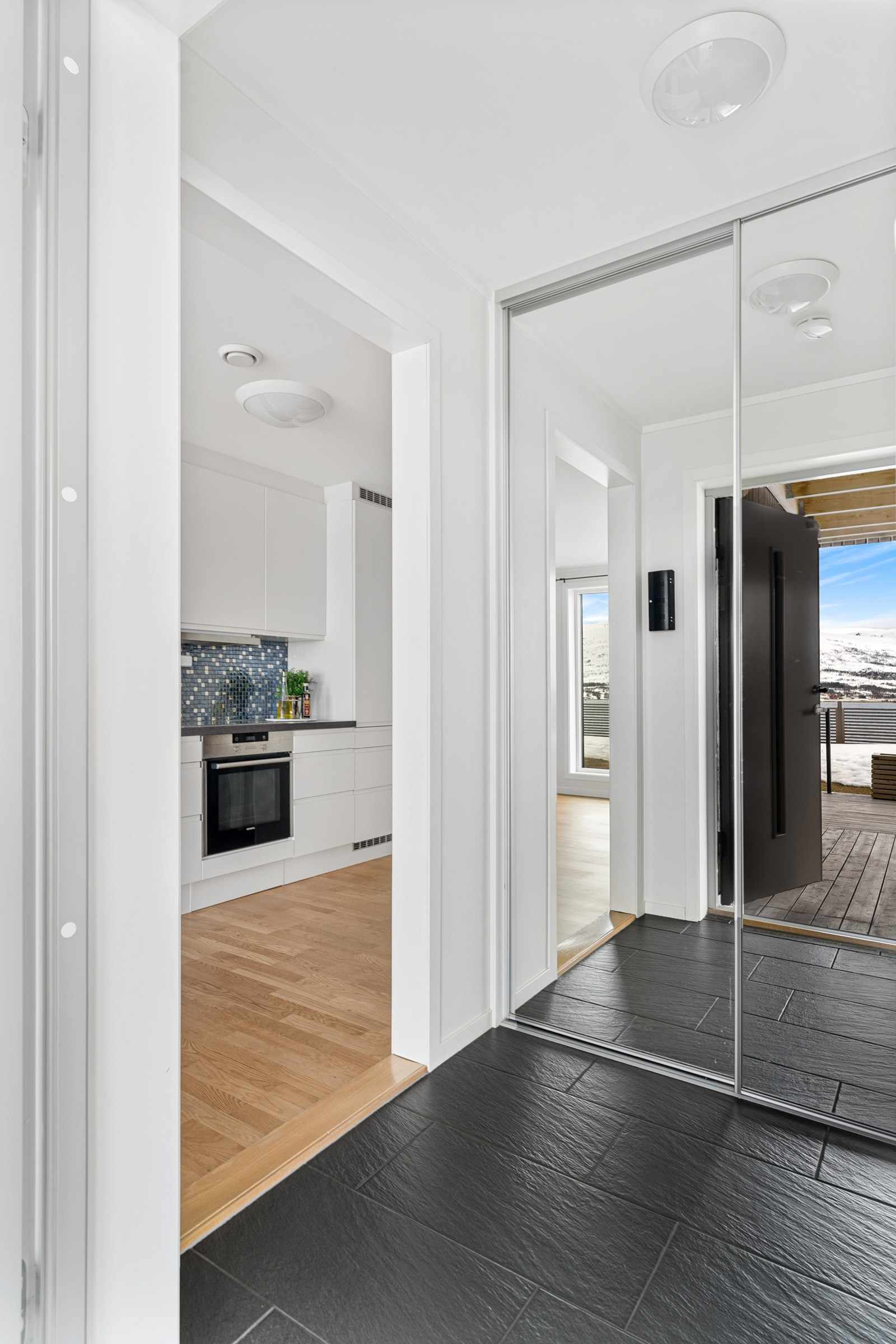 Flislagt entre med gulvvarme og skyvedørsgarderobe