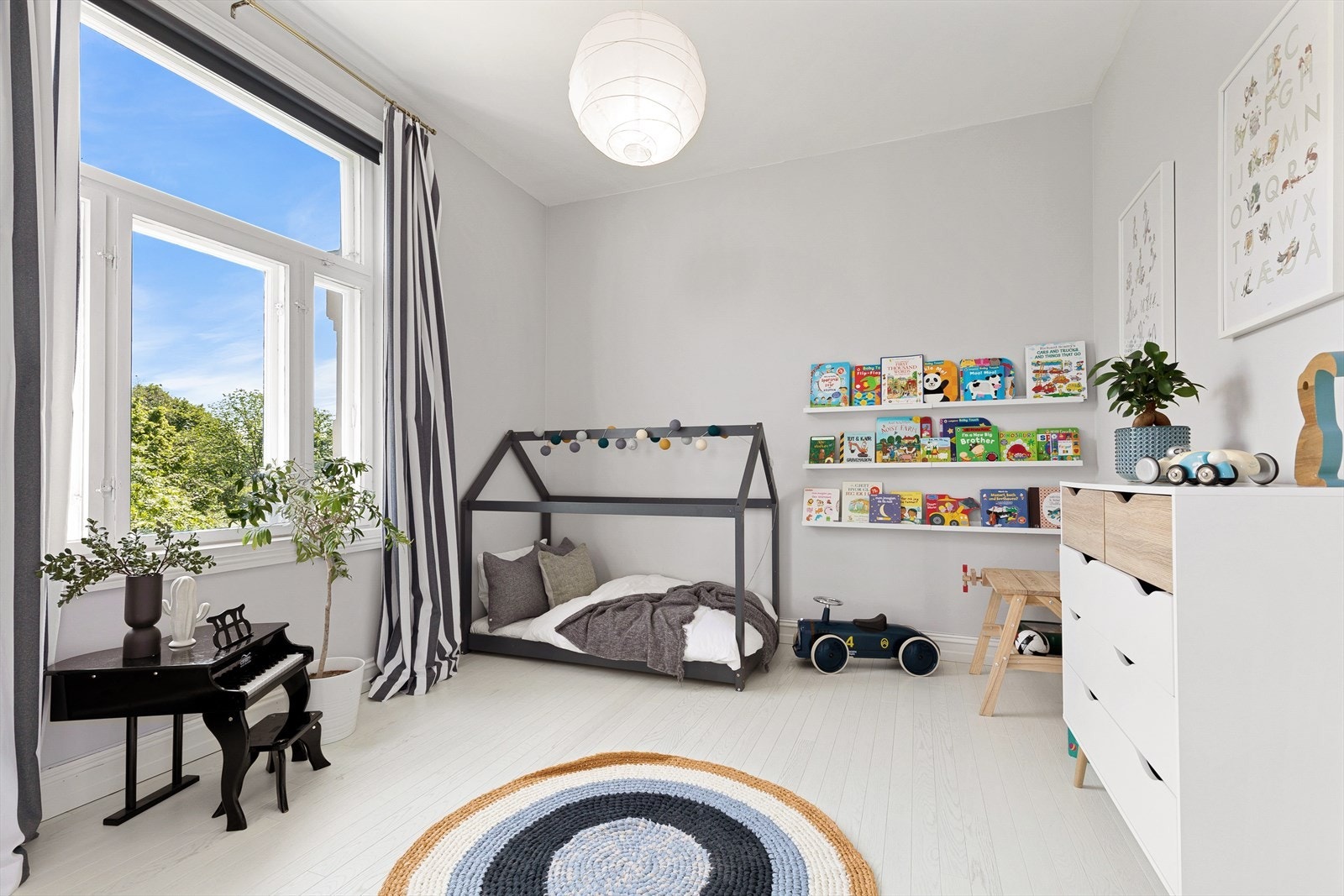 Soverom 3 er av meget god størrelse og det er plass til både dobbeltseng, nattbord og kommode/skap Galleribilde