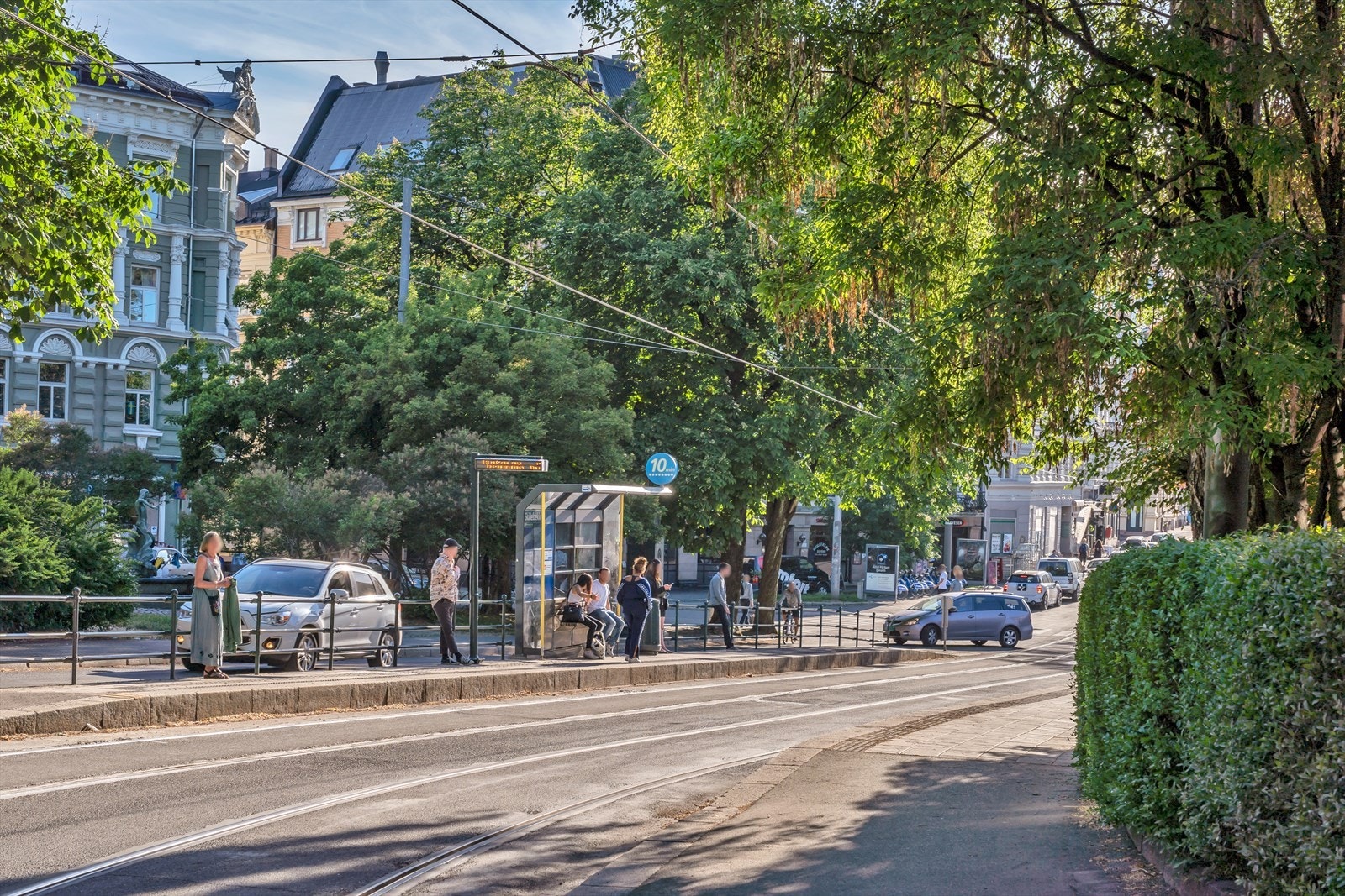 Ca 1 minutter til Skillebekk trikkestasjon. Par minutter lenger opp går buss 21, 30 og 32 fra Solli. Galleribilde