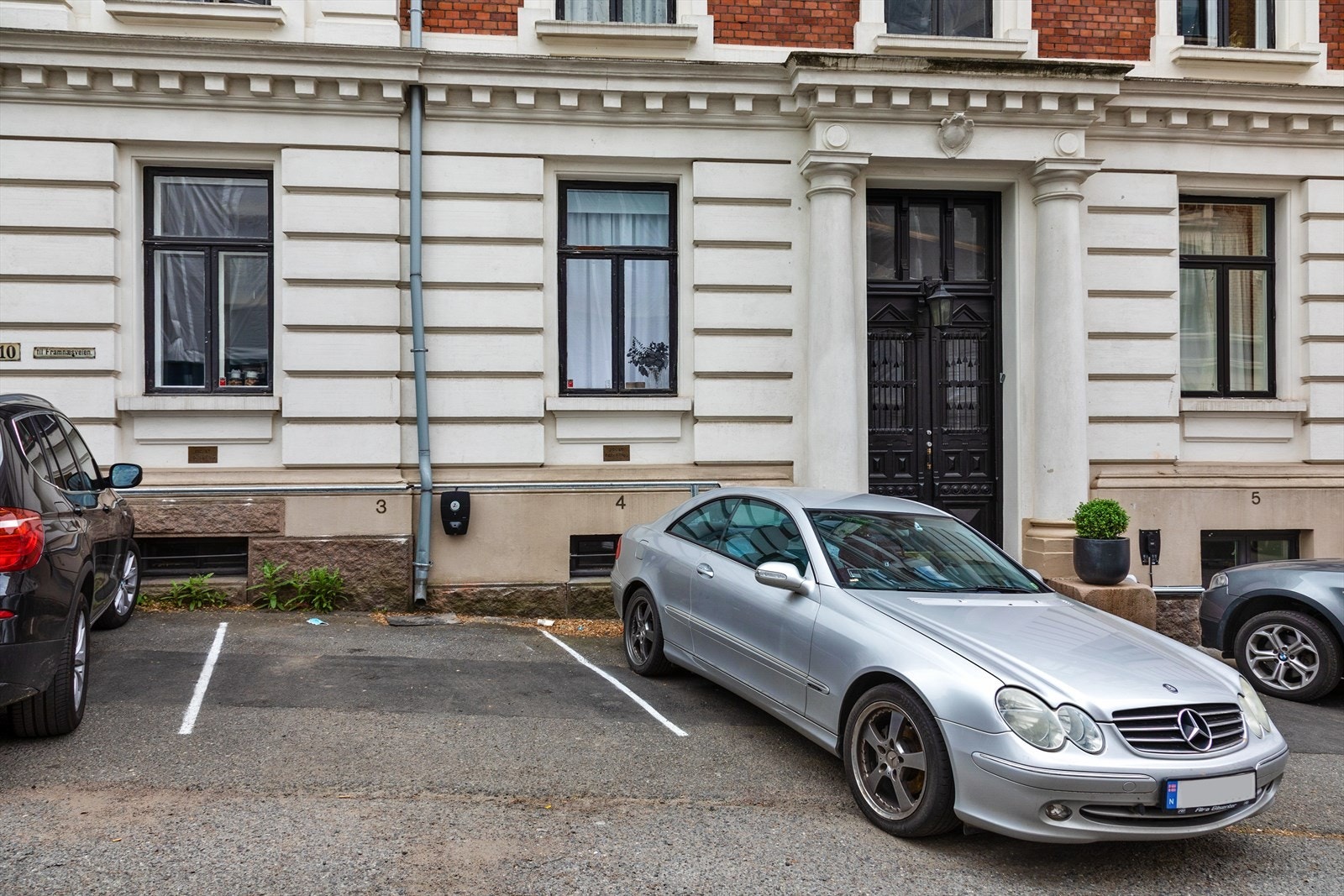 Det medfølger parkeringsplass med el-bil lader Galleribilde