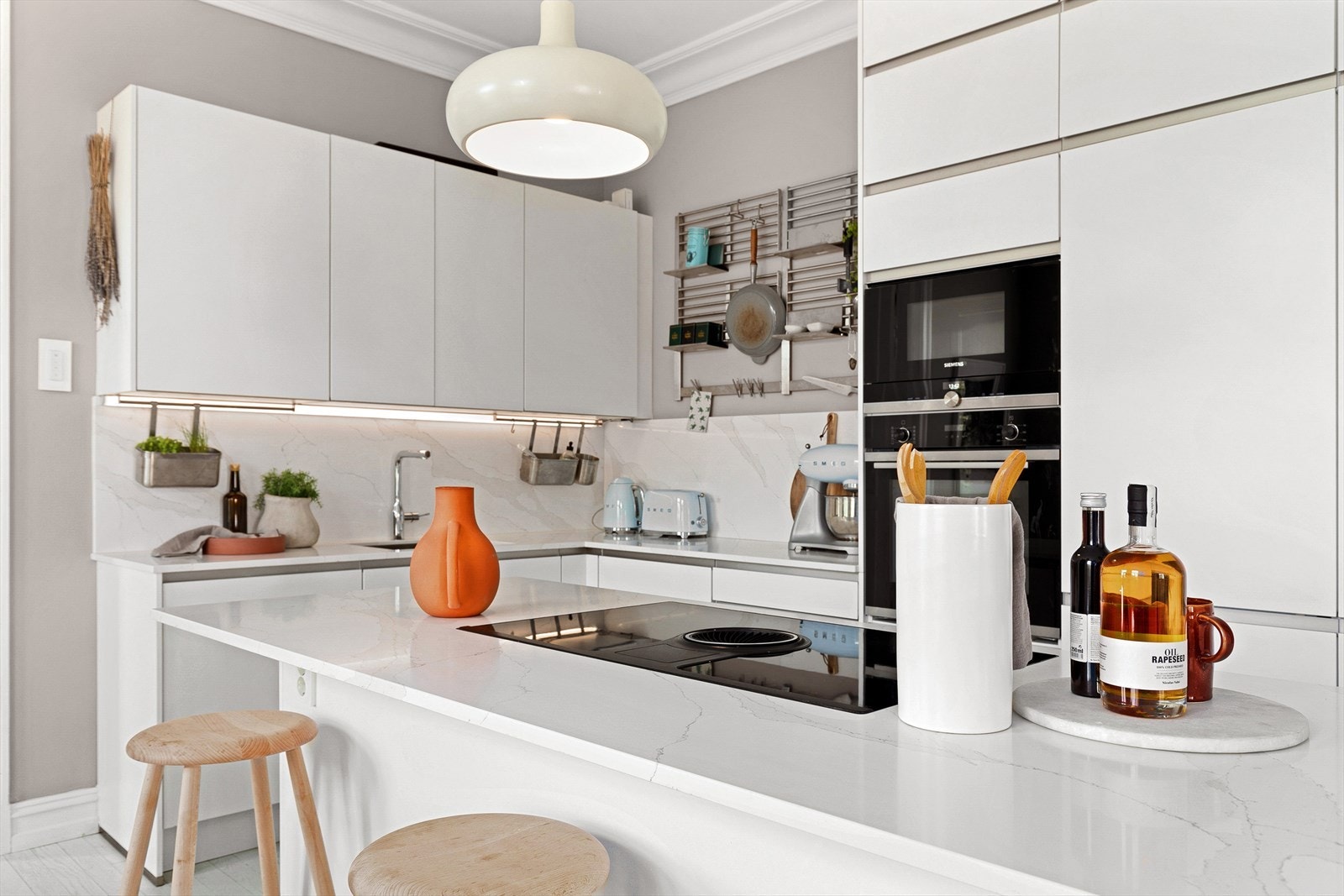 Kjøkkenet har integrert induksjonstopp med integrert avtrekksvifte med kullfilter fra Elica Galleribilde