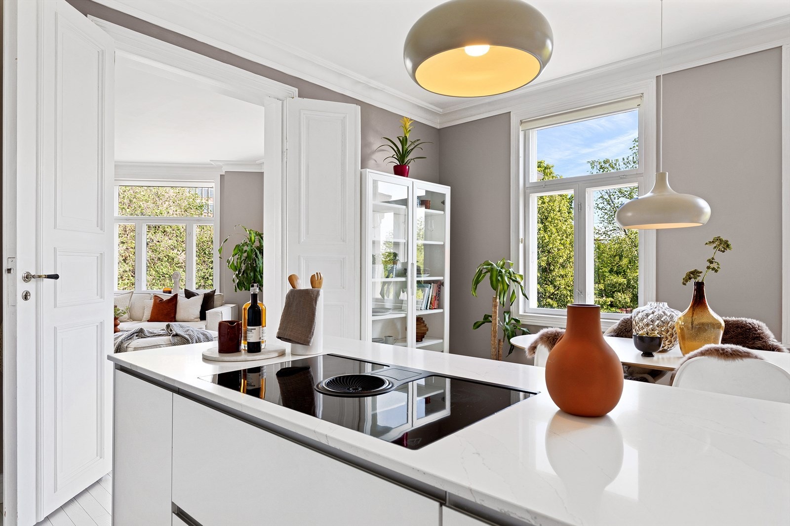 Kjøkkenet er stort og romslig og har god plass til stort spisebord ved vinduet Galleribilde