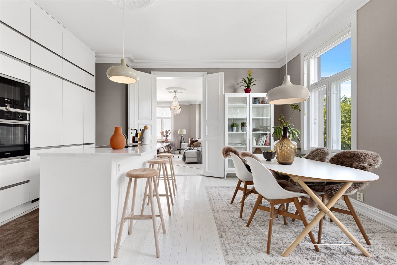 Lekker kjøkkeninnredning fra 2020 med skap med glatte fronter og benkeplate av stein Galleribilde