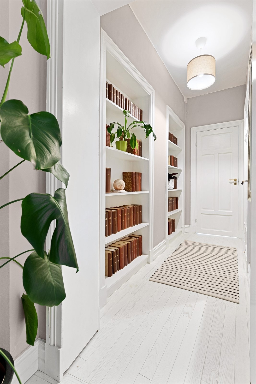 Innebygd skap med plass til diverse interiør Galleribilde