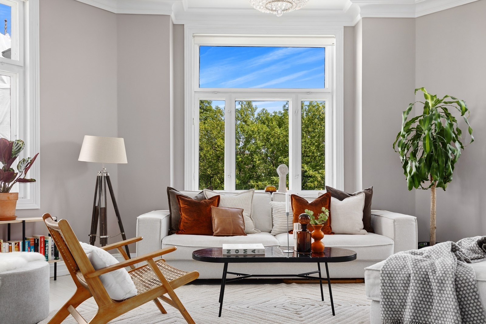 Leiligheten har store og gode vindusflater som slipper inn godt med naturlig sollys Galleribilde