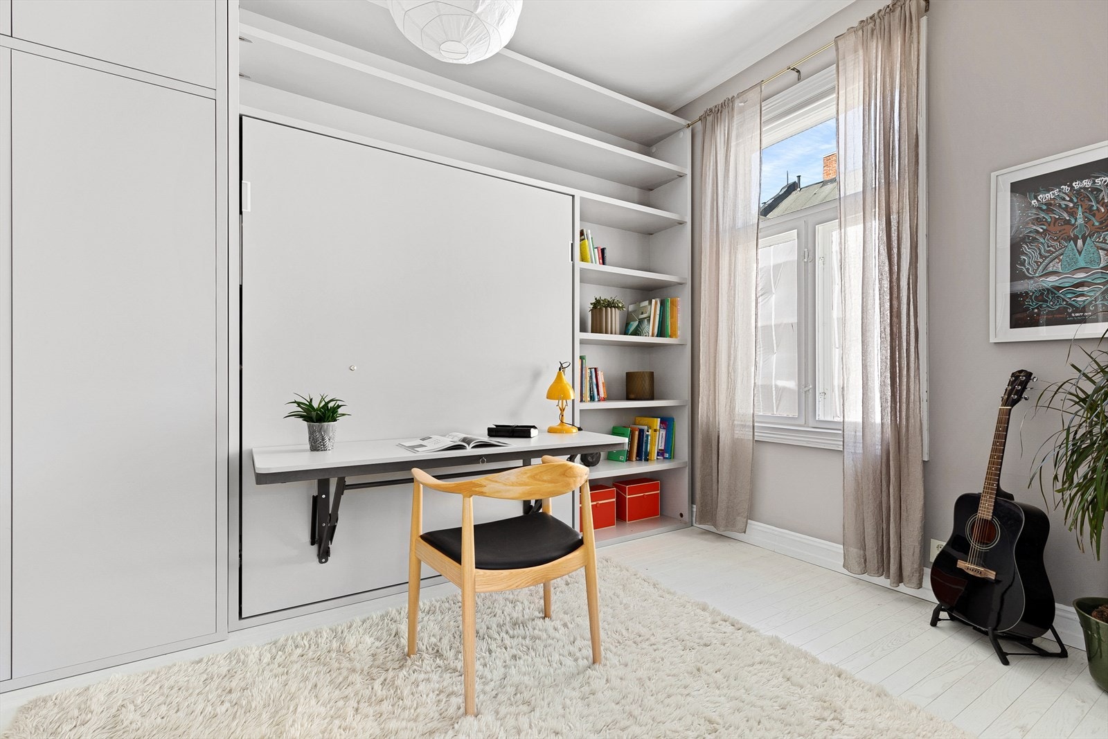 Sengen kan enkelt løftes og under er det innebygd pult Galleribilde