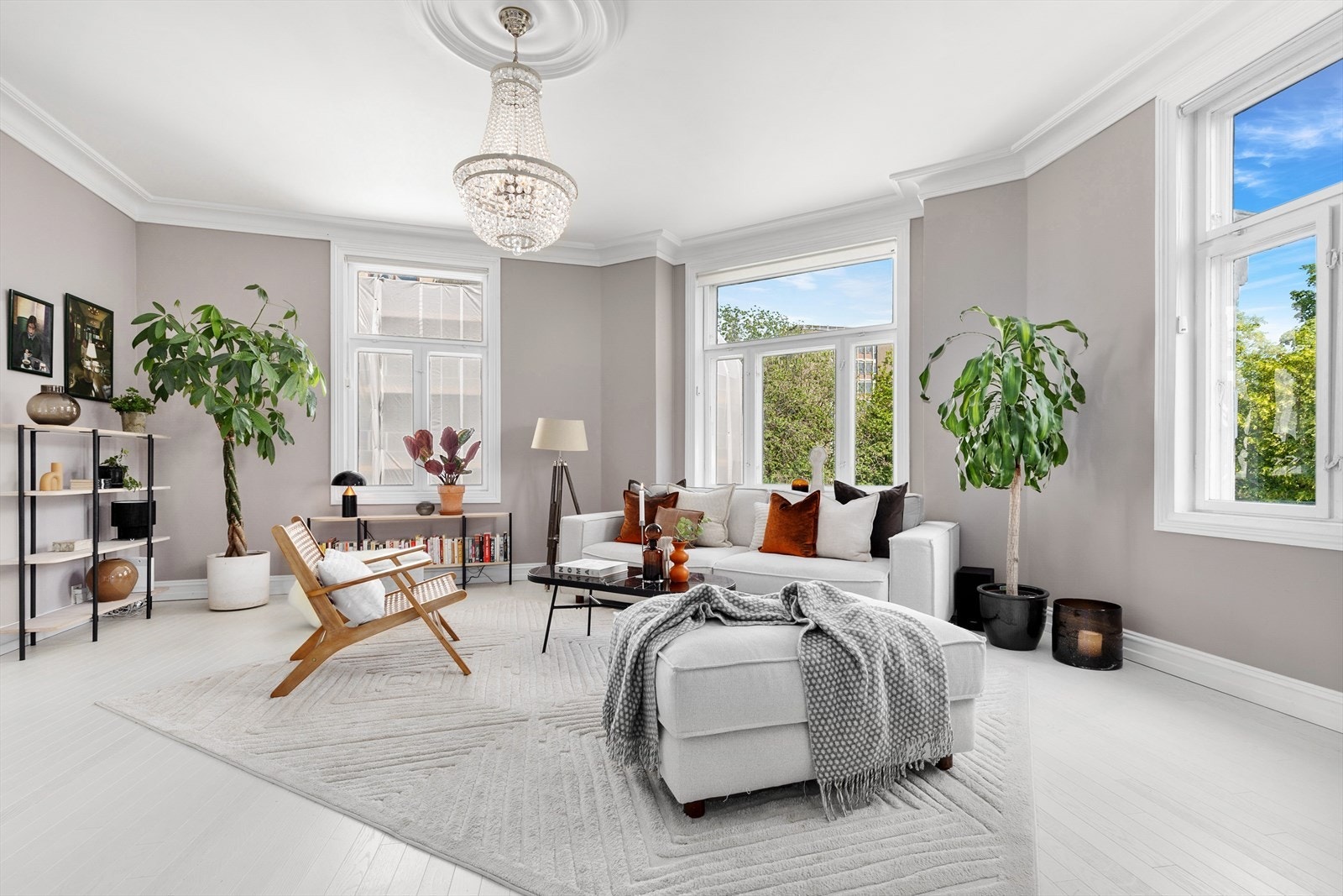 Stuen har god plass til sofaløsning med tilhørende møblement Galleribilde