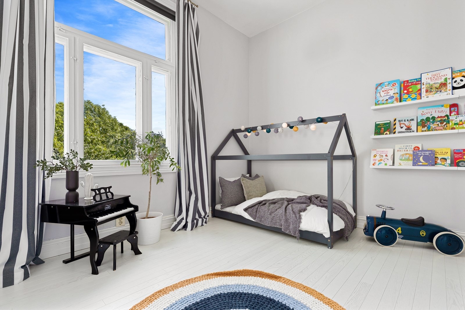 Soverom 3 har rosett i himling Galleribilde