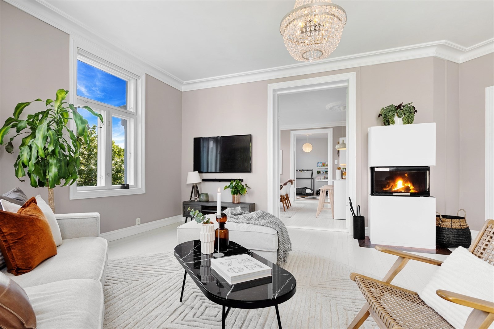 Nyoppusset og lys 4-roms hjørneleilighet med god takhøyde, rosett, peis og nye gulv Galleribilde