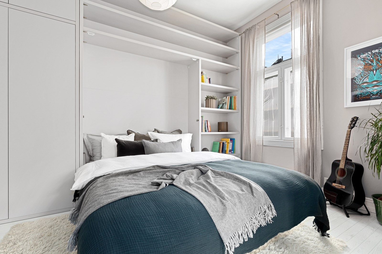 Plassbygget garderobeskap og hylle over seng Galleribilde